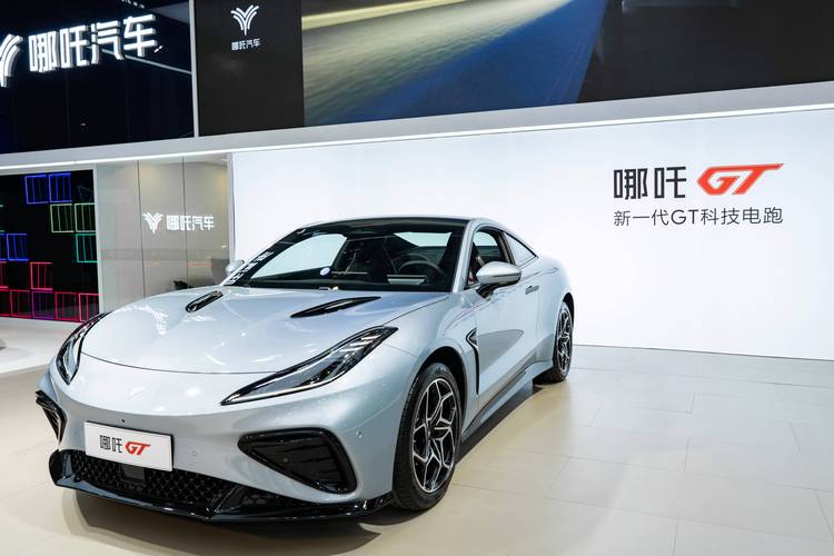 惠州277哪吒汽车在智能汽车领域的表现，领途汽车在新能源汽车市场中的影响力